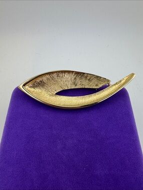 💛 Vintage Trifari Gold Plated Leaf-Shape Brooch